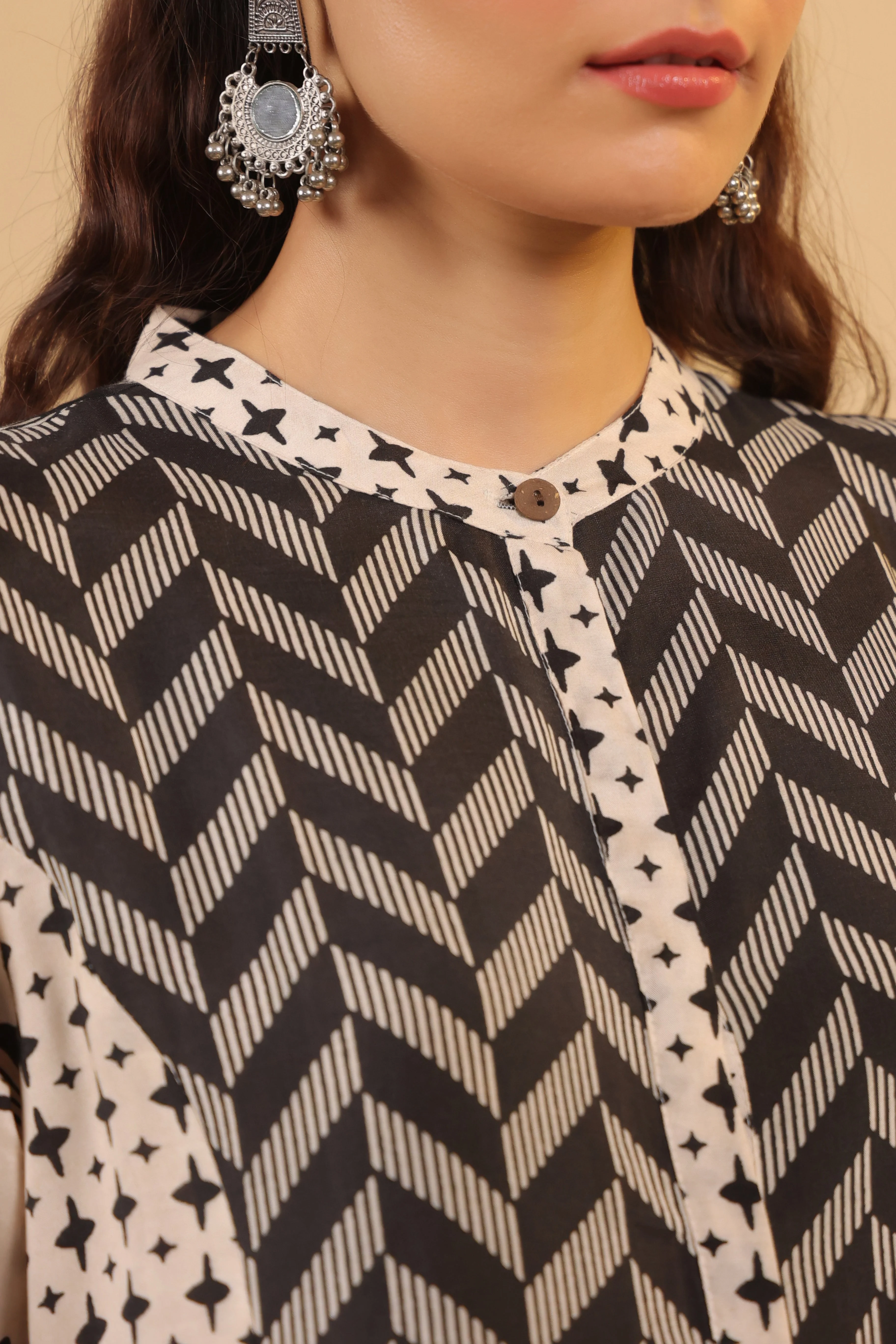 Black & White Geometric Print Rayon Silk Kurta Set - Image 2