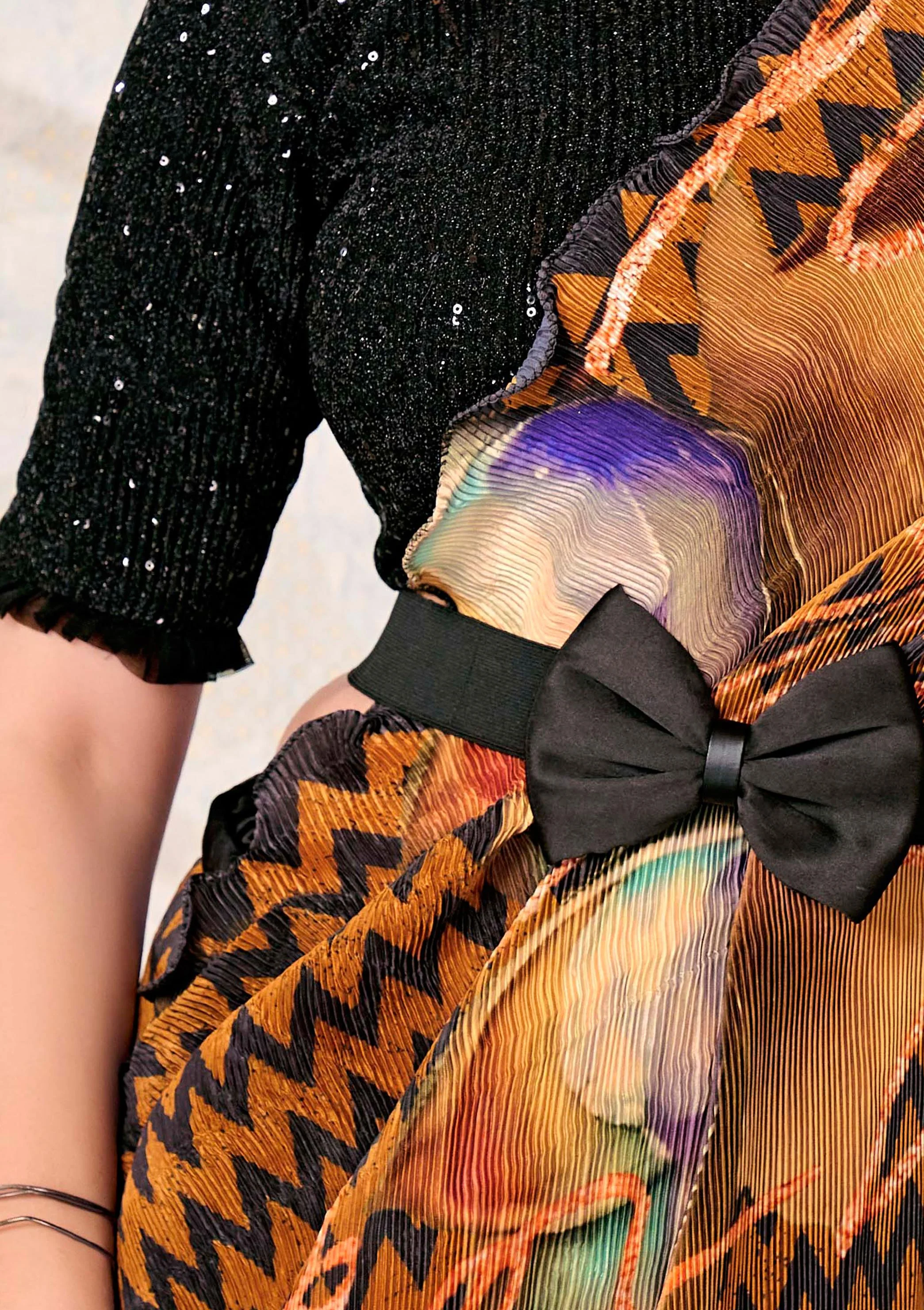 Black & Gold Satin Silk Saree - Image 5
