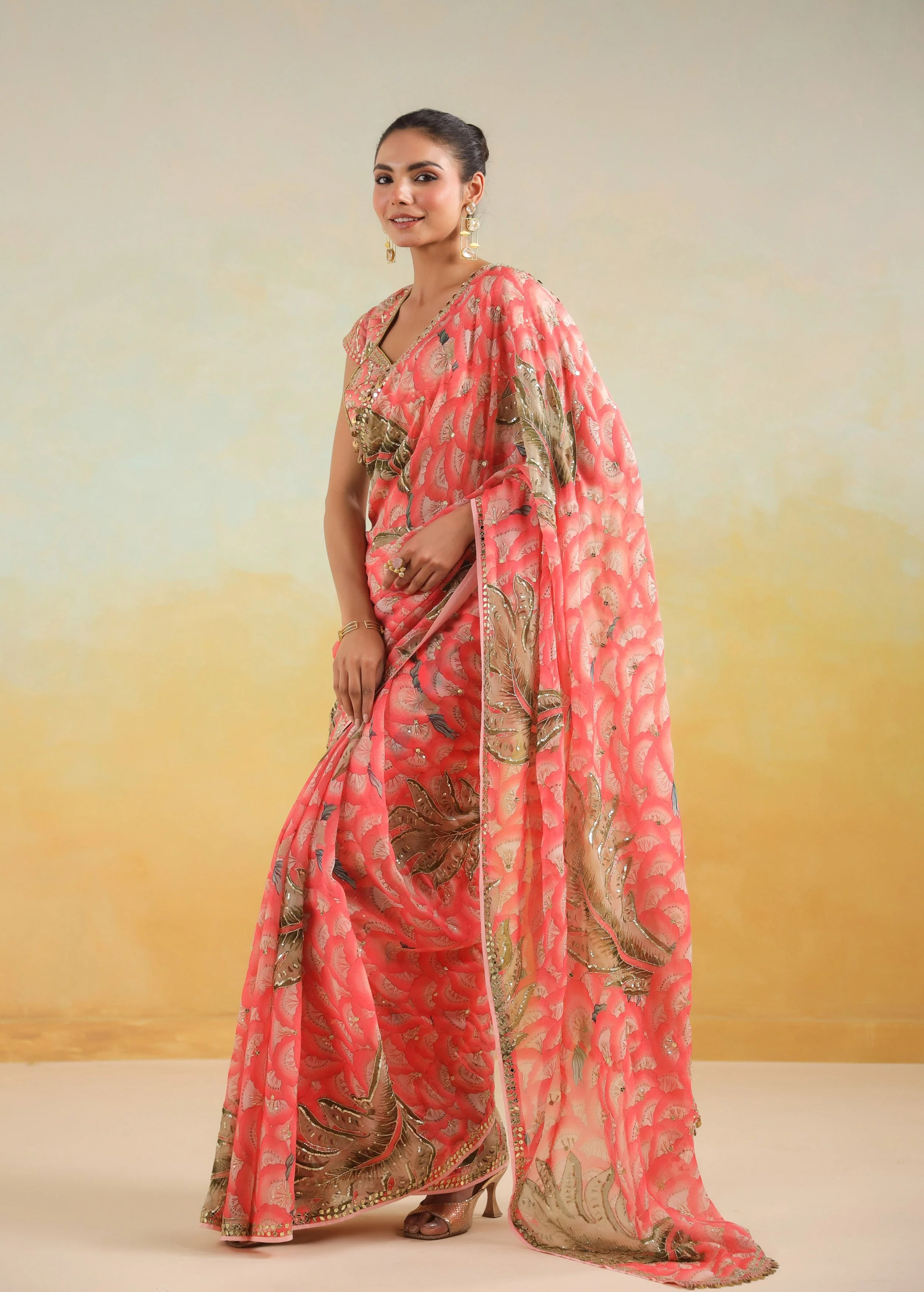 Salmon Pink Floral Printed Chinon Silk Saree - Image 5