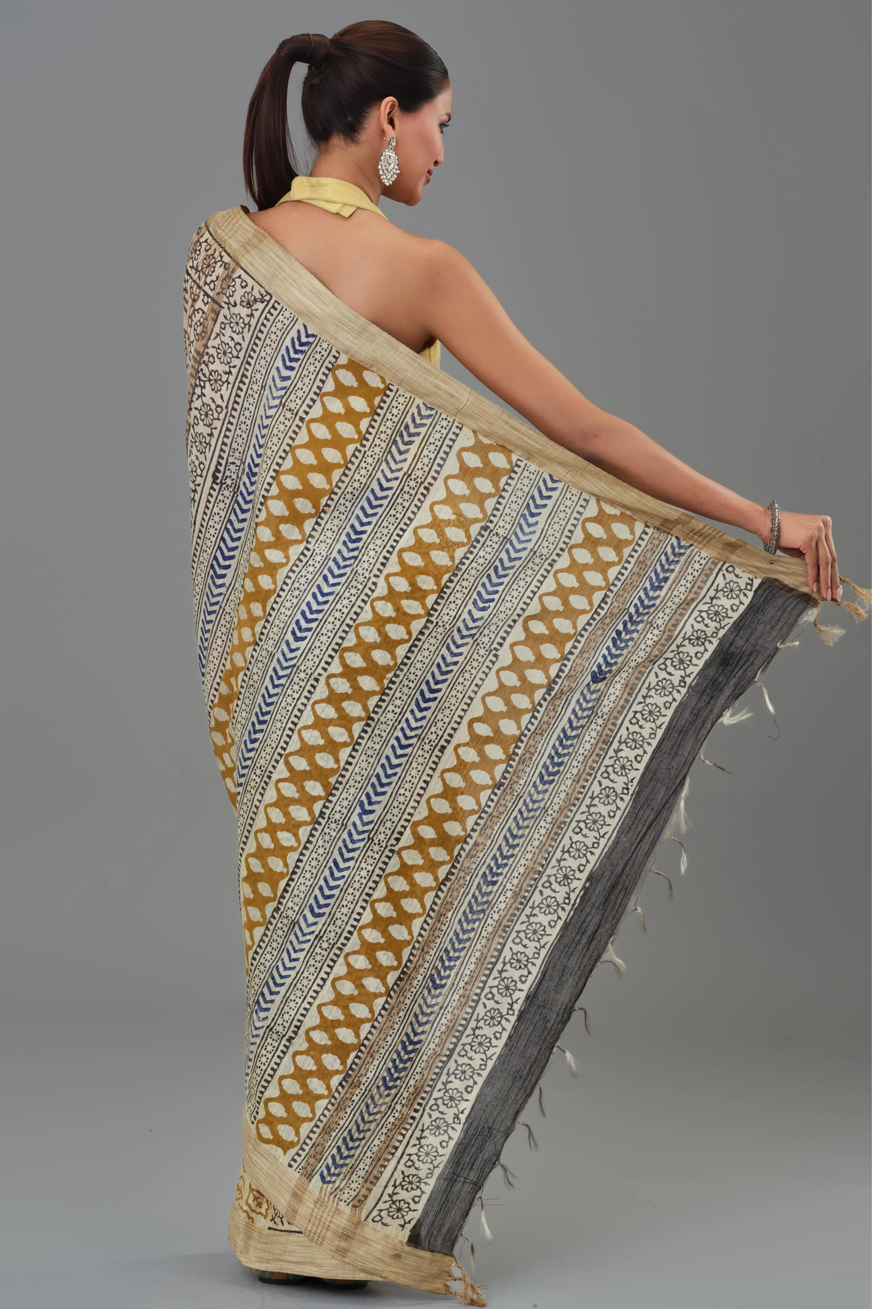 Beige Hand Block Printed Linen Saree - Image 3