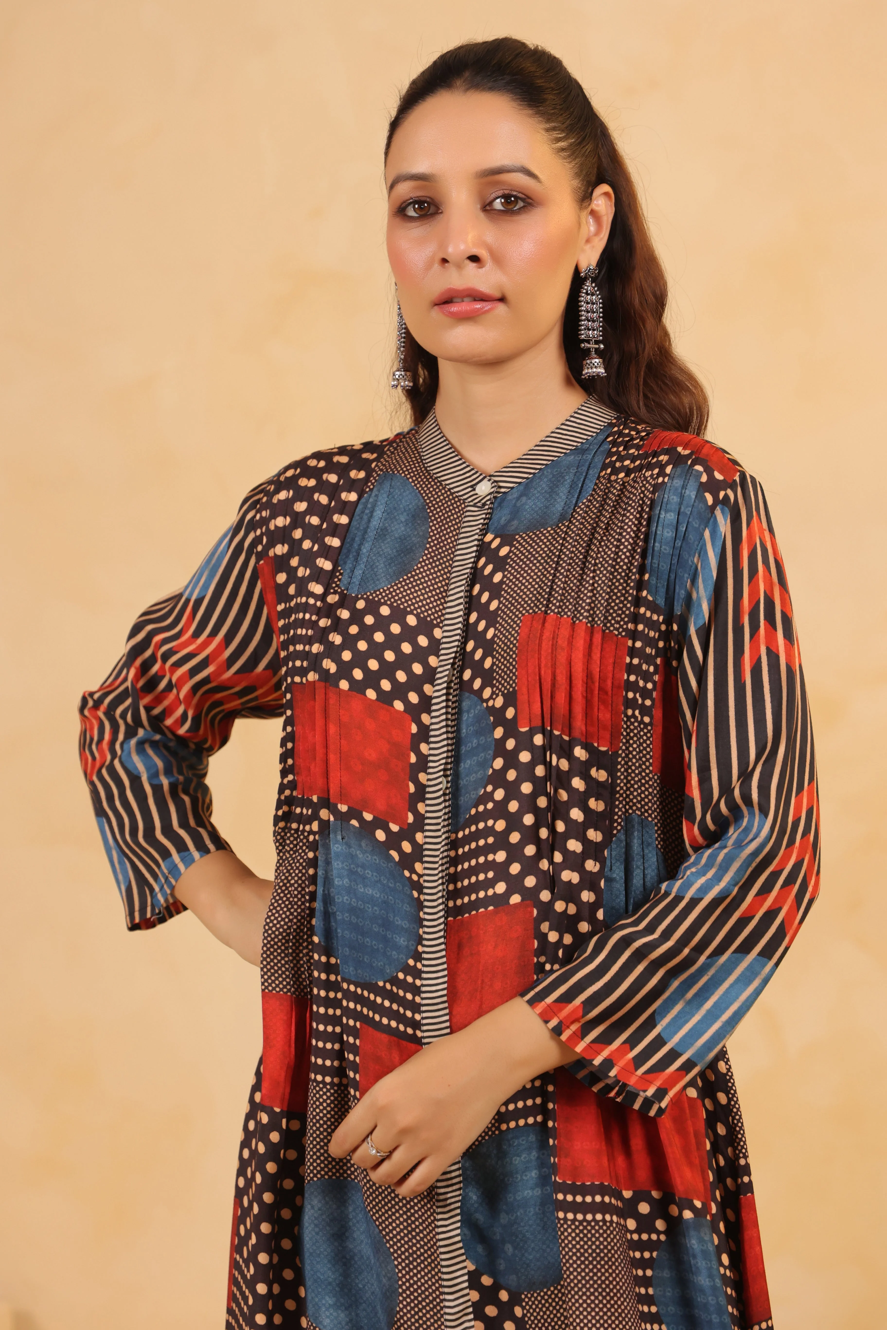 Multi Color Geometric Print Crepe Silk Kurta Set - Image 3